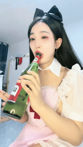✈火爆人气学妹酒后被干✈ 乔宝 种草莓无套啪+道具自慰~ 图 01