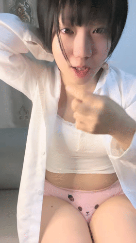 ❤♡幼齿萝莉~ 02小美 裸体扒穴自慰喷水~不小心被操几下 图 04