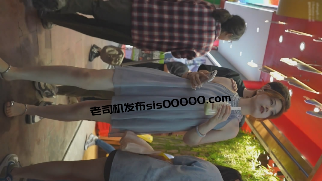 尾随偷拍 穿着露肩超短連衣裙的美女約會逛街裏面穿着透明白内正面是透明蕾絲