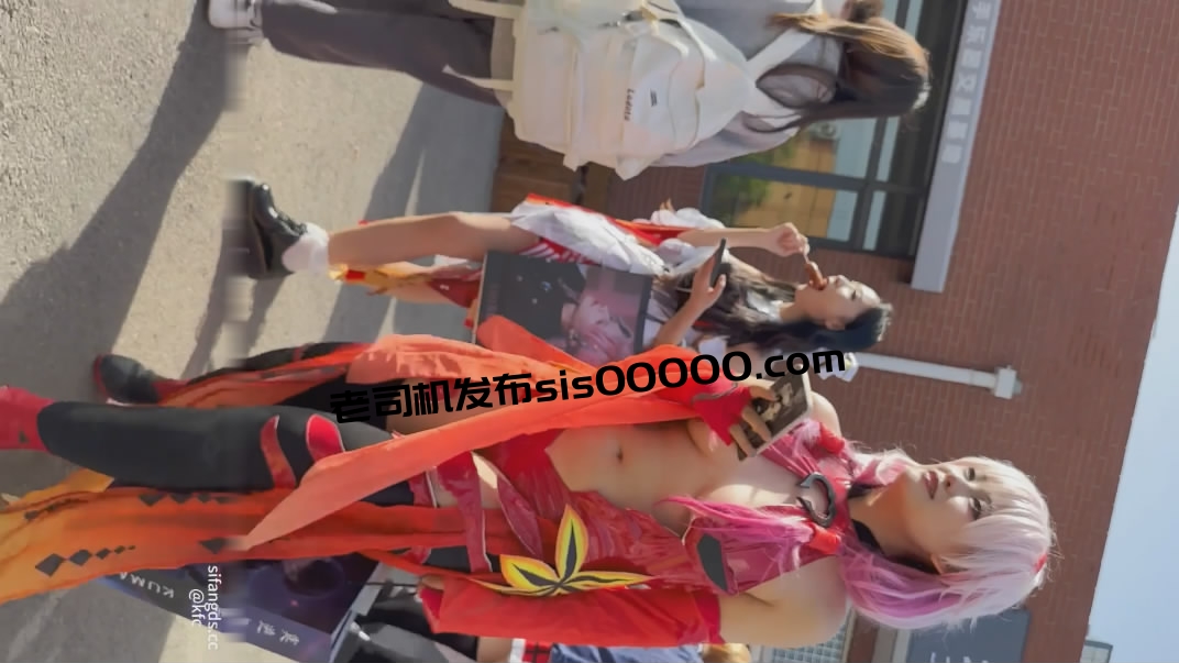 大神動漫展 尾随偷拍coser身着暴露露出可愛的大球翹起屁股貼着拍超清