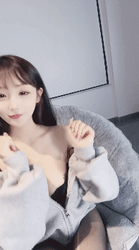 顶级绿播女神下海 小玩偶 好美秒杀网红 忽悠闺蜜一起秀 图 01