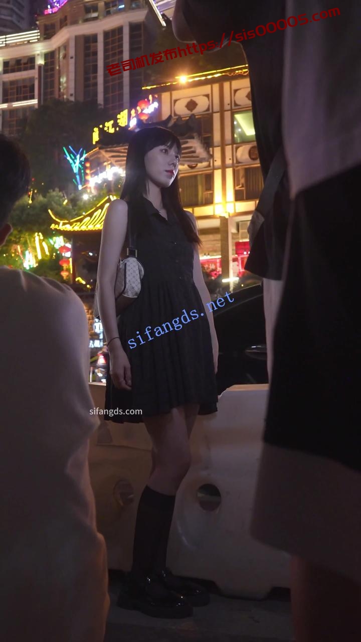 BC-AA-469 露背裙美女景点拍照..专注聊天被前后CD白内 图 01