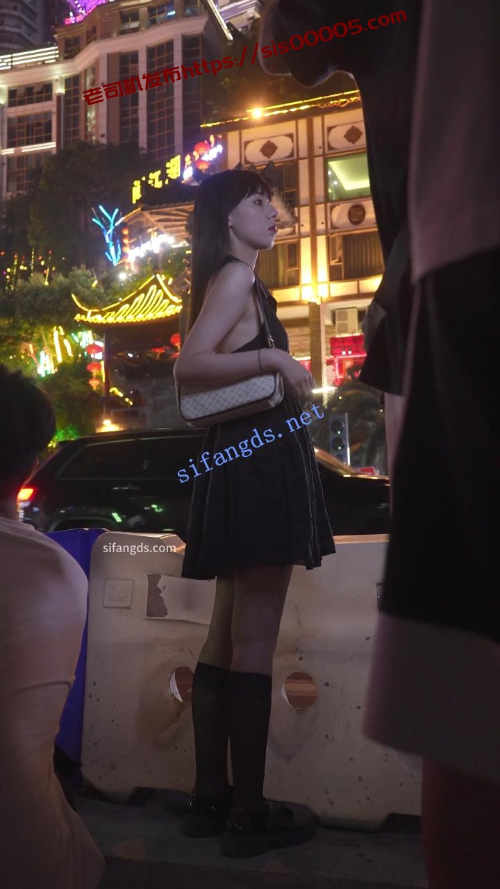 BC-AA-469 露背裙美女景点拍照..专注聊天被前后CD白内 图 02