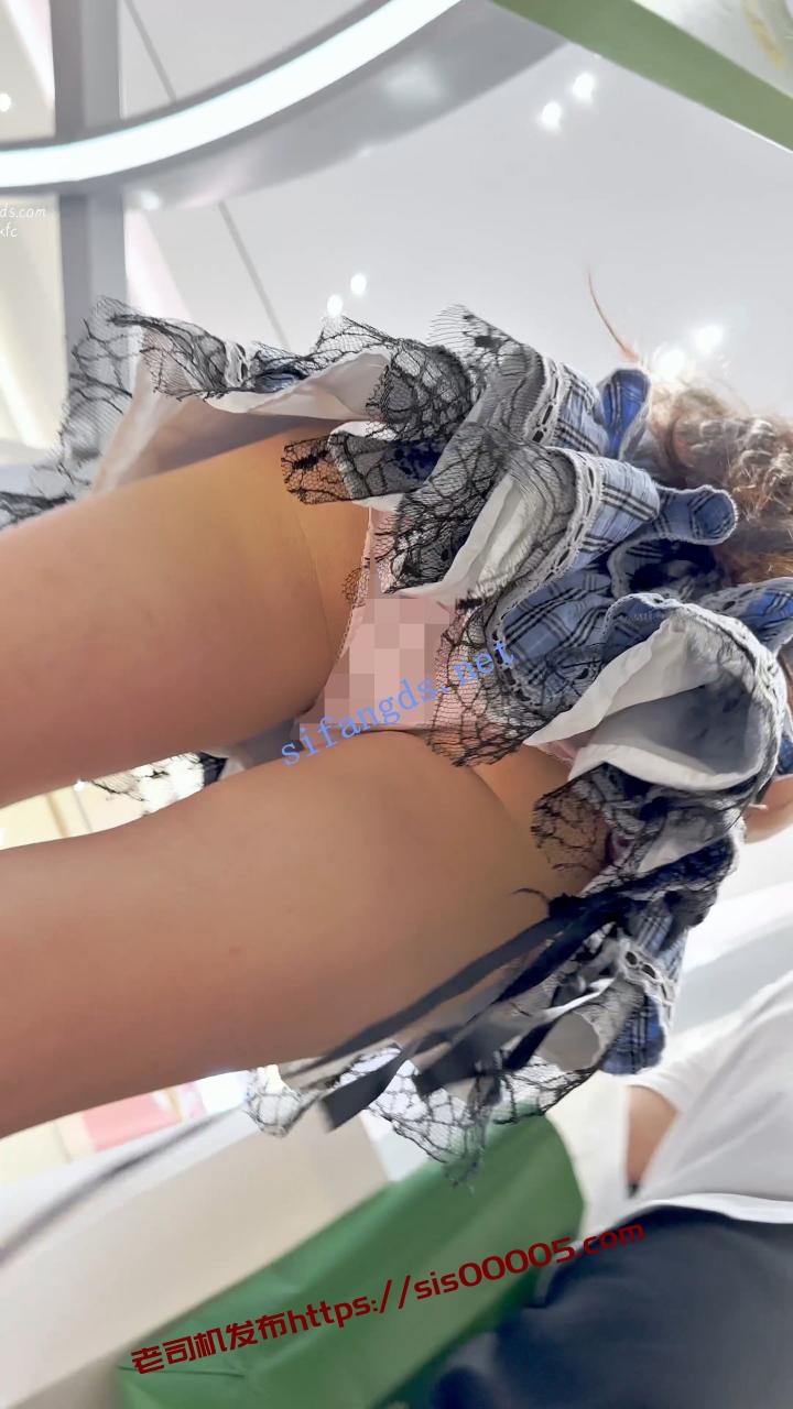 KFC 女大开学不去学校逛街·一个骚·一个萌妹·粉色内前后CD 图 11