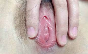 网上聊的大学妹子是处女还掰开逼给我看里面【105M】