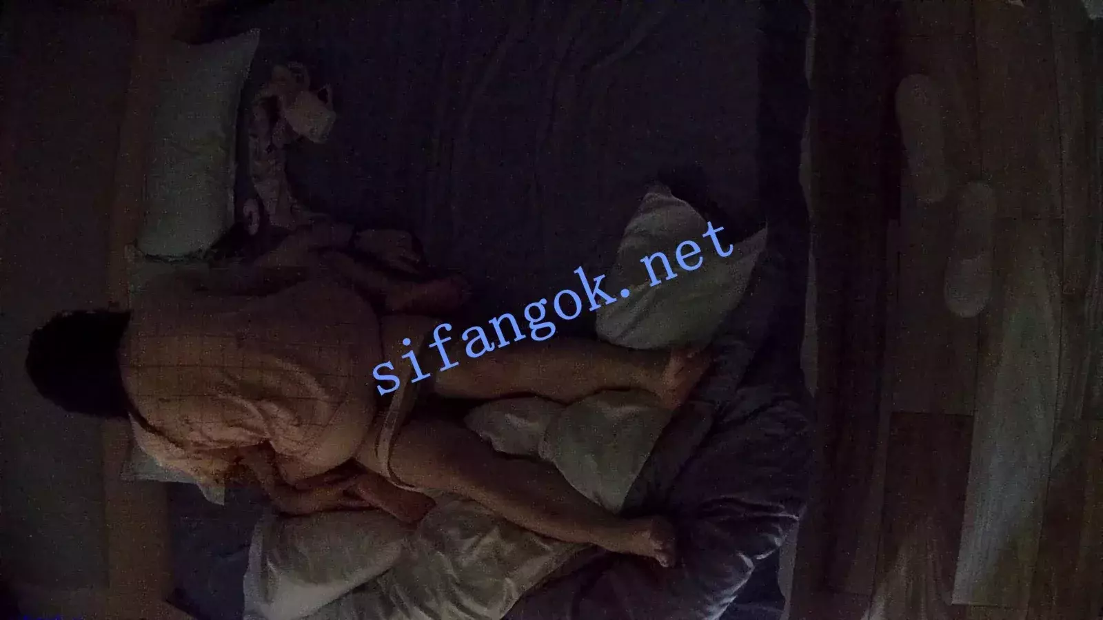 酒店偷拍5月❤白袜眼睛婊一边让男友闻臭脚一边撸他鸡巴 图 06