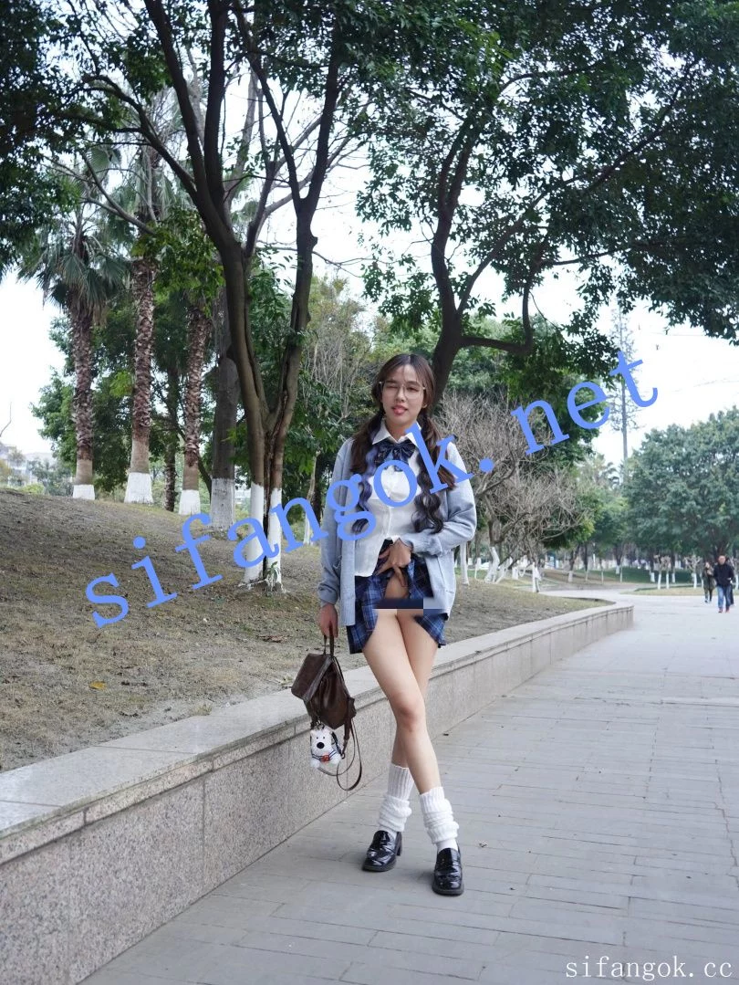 推特嫩模♐Ceason Photography 大尺度JK人前露出套图 阴毛很骚 图 01