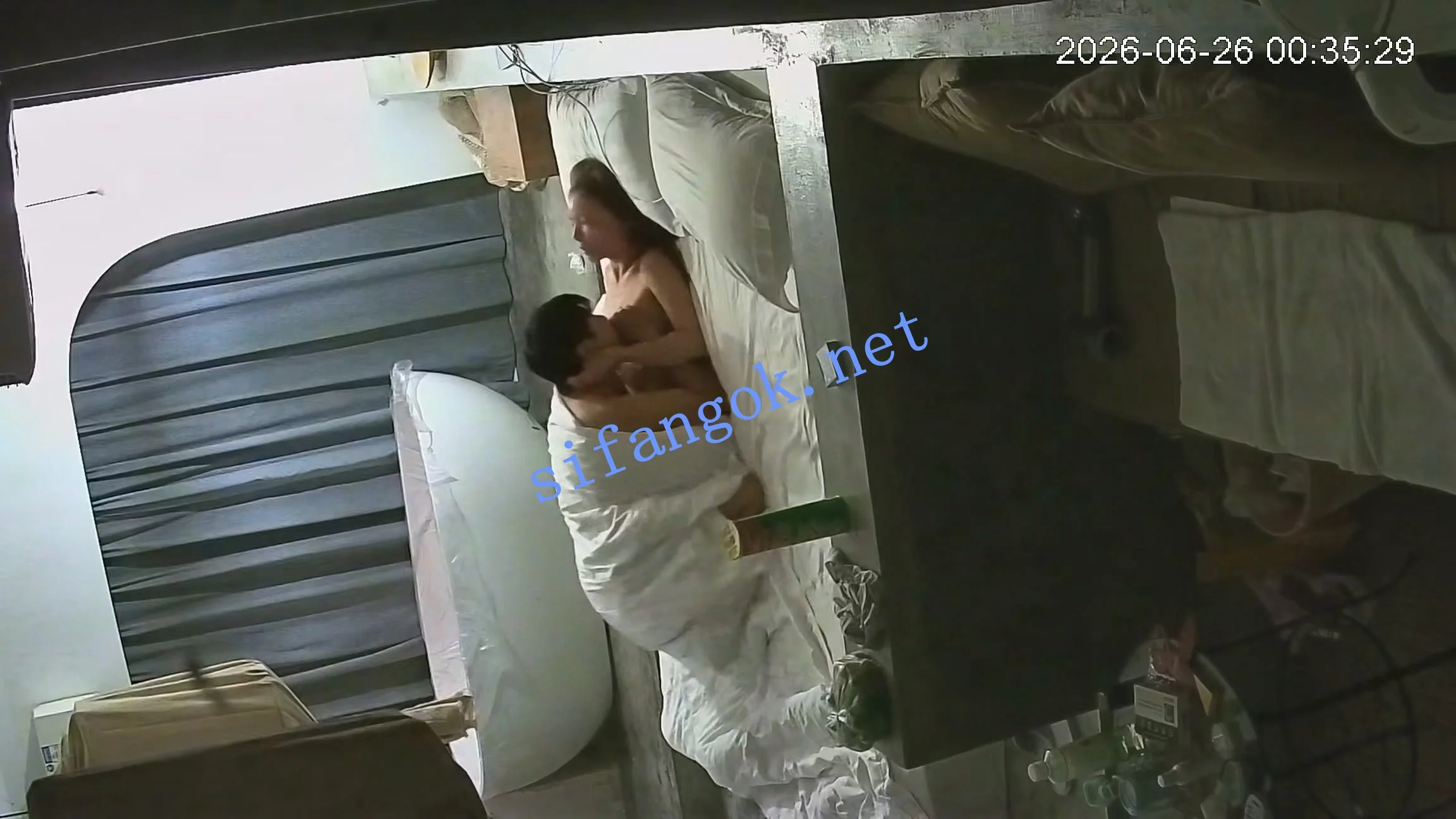 坚挺翘奶小美女~被野猪男友做爱时掐脖子~煽巴掌~射满脸 图 06