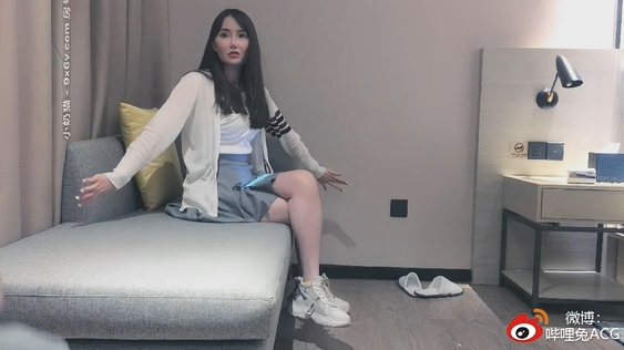約操高顔值外圍小姐姐，翹臀美乳膚白如玉，沙發啪啪角度完美